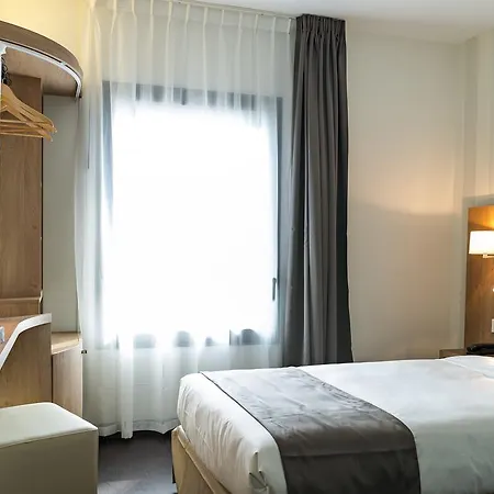 Le Père Léon Hotel 3*