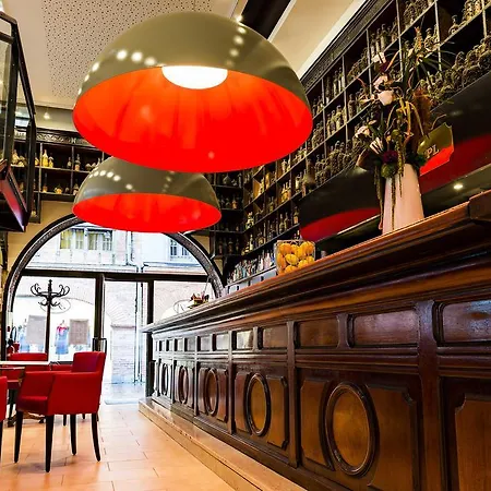 Le Père Léon Hotel 3*